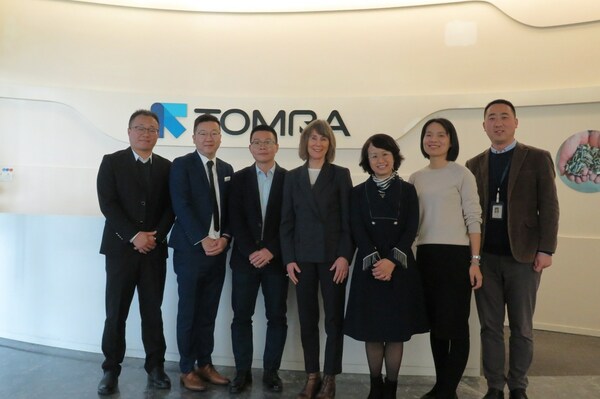 挪威駐廣州總領(lǐng)事Hege Araldsen（左四）、高級(jí)顧問高嘉賓（左二）與陶朗中國(guó)代表合影