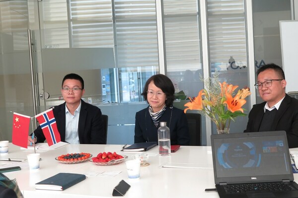 陶朗中國(guó)區(qū)總裁蔡虹 (左二) 與陶朗環(huán)保總經(jīng)理朱永揚(yáng)（左一）