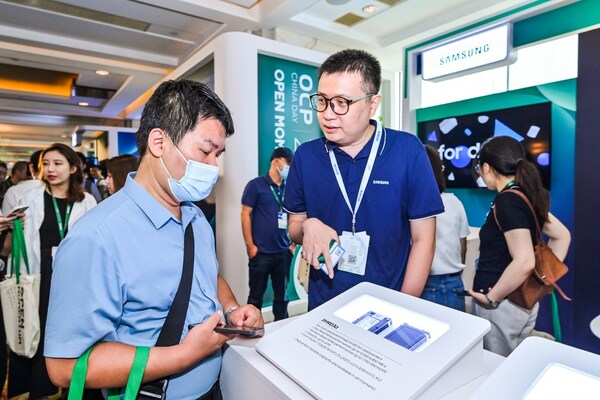 三星半導(dǎo)體技術(shù)人員正在進行現(xiàn)場產(chǎn)品講解