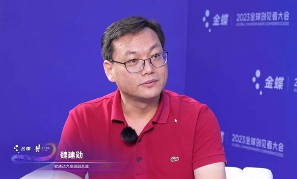 軟通動(dòng)力高級(jí)副總裁魏建勛接受現(xiàn)場(chǎng)媒體采訪 軟通動(dòng)力高級(jí)副總裁魏建勛接受現(xiàn)場(chǎng)媒體采訪