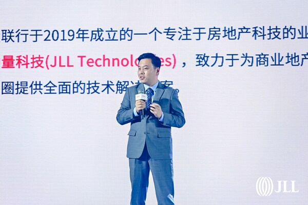 吳震東在現(xiàn)場(chǎng)進(jìn)行主題分享