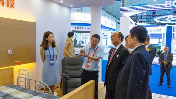 云南省副省長(zhǎng)納云德參觀小橙數(shù)字化家床養(yǎng)老單元 云南省副省長(zhǎng)納云德參觀小橙數(shù)字化家床養(yǎng)老單元