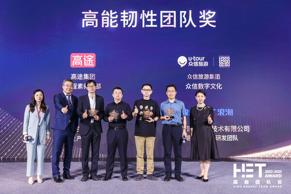 (圖:浪潮KaiwuDB CTO魏可偉(左三)登臺(tái)領(lǐng)獎(jiǎng)) (圖:浪潮KaiwuDB CTO魏可偉(左三)登臺(tái)領(lǐng)獎(jiǎng))