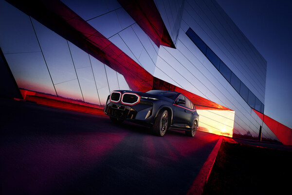 電動旗艦創(chuàng)新純電動BMW i7 M70L領(lǐng)銜，BMW大型豪華新能源車“天團”將在成都車展上市