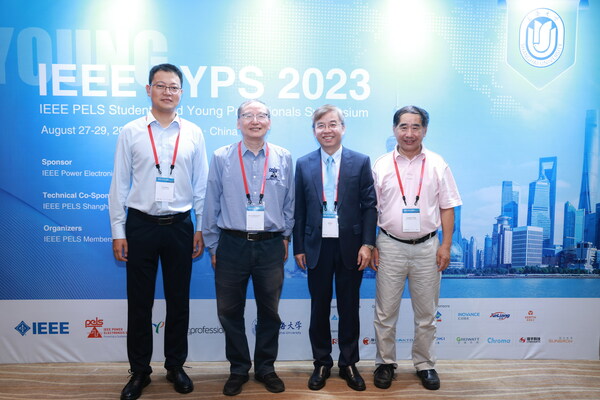 章進(jìn)法博士（右二）與IEEE PELS副主席徐德鴻（左二）、IEEE PELS SYPS 2023共同大會(huì)主席汪飛（左一）以及原上海電源學(xué)會(huì)理事長(zhǎng)湯天浩（右一）合影。