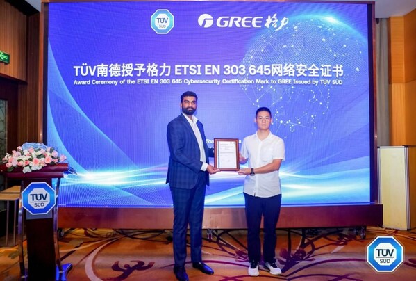 T&Uuml;V南德全球網(wǎng)絡安全辦公室全球負責人Sudhir Ethiraj先生為格力代表頒發(fā)ETSI EN 303 645符合性聲明