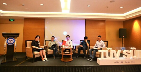 來自不同行業(yè)的領(lǐng)頭企業(yè)嘉賓在圓桌討論發(fā)表各自見解（從左至右依次為：朱文珺女士、姜萬永先生、韓啟明先生、黃文彬先生、黃巍先生）