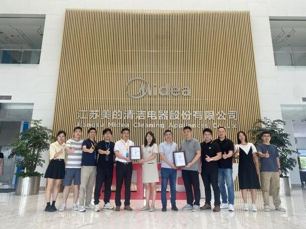 T&Uuml;V南德授予美的母嬰級除螨儀性能認(rèn)證標(biāo)志頒證儀式現(xiàn)場