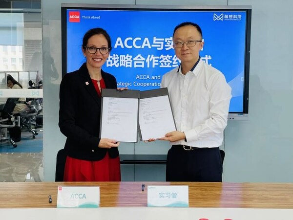 ACCA與實(shí)習(xí)僧戰(zhàn)略合作簽約儀式，左為ACCA市場(chǎng)關(guān)系執(zhí)行總監(jiān)盧曦（Lucia），右為實(shí)習(xí)僧創(chuàng)始人曾舒煜
