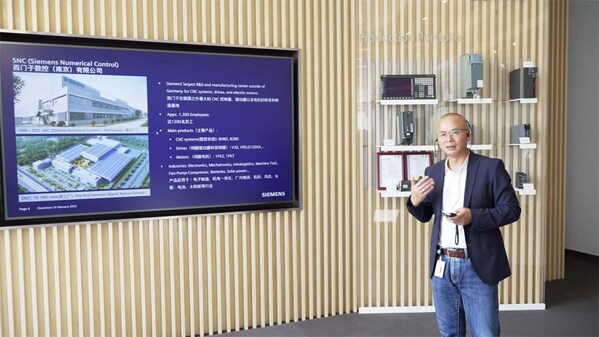 西門子數(shù)控（南京）有限公司總經(jīng)理周郁榮在2023西門子中國零碳先鋒媒體行首站為記者講解