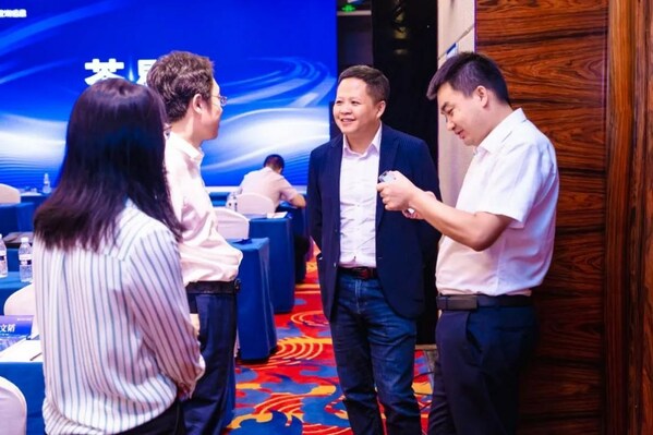 全體參會人員圍繞會議內容展開交流