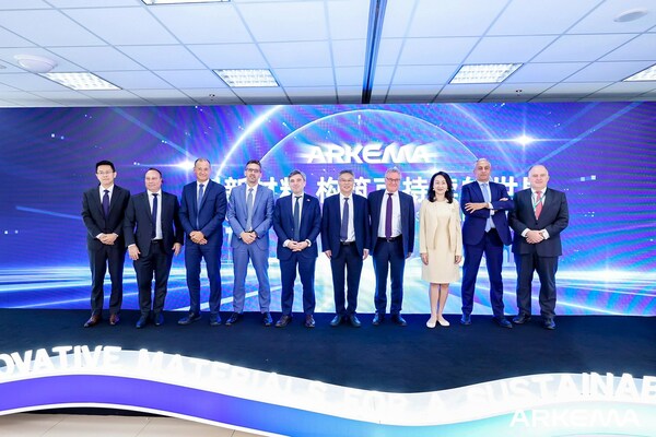 常熟市市委書記周勤第先生（右五）、法國(guó)駐上?？傤I(lǐng)事王度先生（右六）、阿科瑪集團(tuán)及中國(guó)區(qū)高層共慶常熟基地25周年暨常熟研發(fā)中心10周年