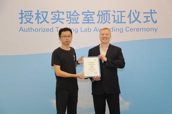 T&Uuml;V萊茵大中華區(qū)電子電氣產(chǎn)品服務總經(jīng)理歐樂富（Sven-Olaf Steinke）與vivo硬件測試技術部射頻總監(jiān)劉威（左）