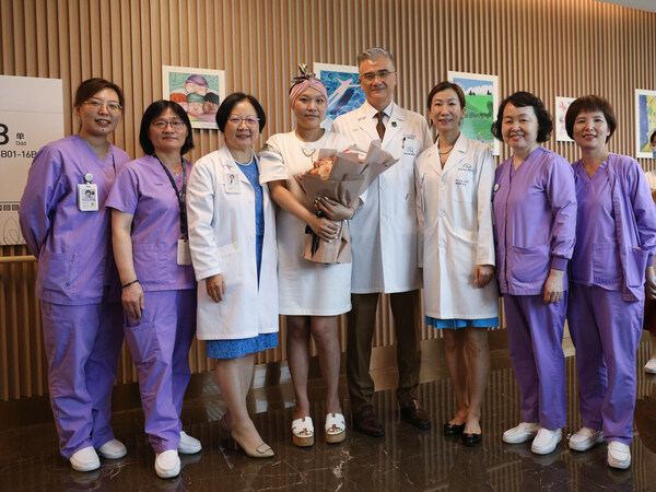 出院當(dāng)日，Lyn與上海嘉會(huì)國(guó)際醫(yī)院醫(yī)護(hù)們合照