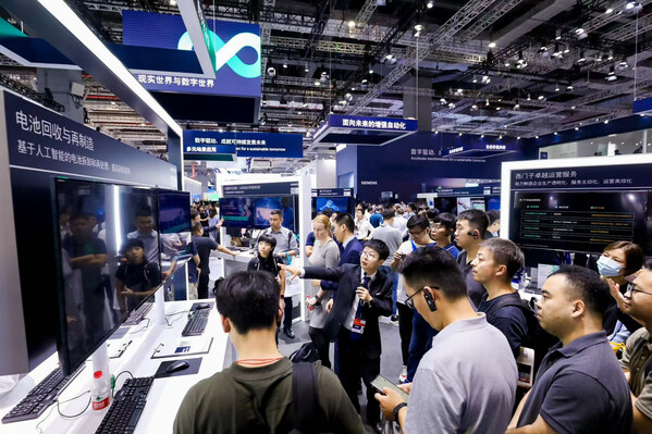 觀眾在西門子展臺(tái)交流互動(dòng)