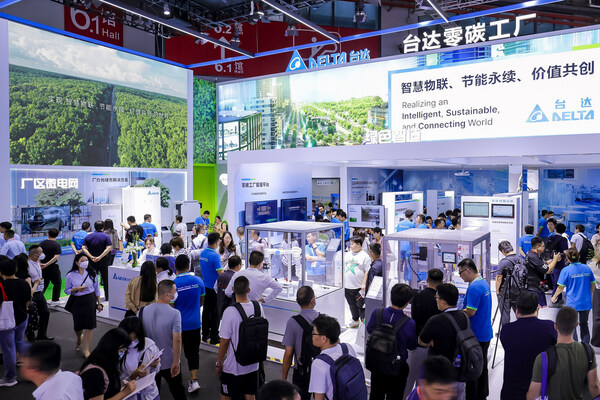 本屆工博會，臺達通過綠色智造、智慧健康辦公室、廠區(qū)微電網(wǎng)三大區(qū)塊全面展示“臺達零碳工廠”，吸引眾多專業(yè)觀眾駐足參觀。
