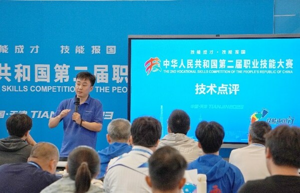 住友電工的技術(shù)人員進(jìn)行賽后技術(shù)點(diǎn)評(píng) 住友電工的技術(shù)人員進(jìn)行賽后技術(shù)點(diǎn)評(píng)