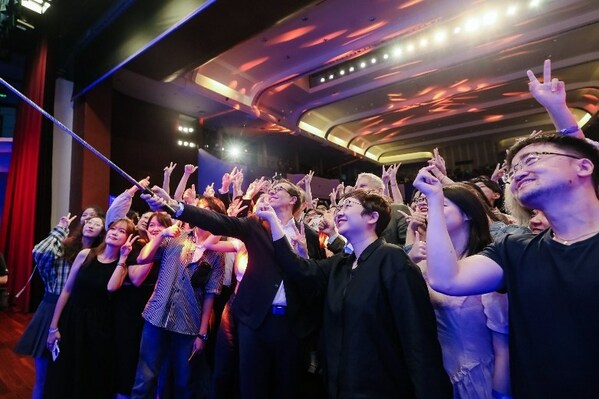 歐萊雅集團CEO葉鴻慕與全體嘉賓、學生合影