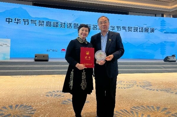 世界中餐業(yè)聯(lián)合會(huì)會(huì)長(zhǎng)邢穎（右）與李錦記中國(guó)企業(yè)事務(wù)總監(jiān)賴(lài)潔珊在活動(dòng)現(xiàn)場(chǎng)