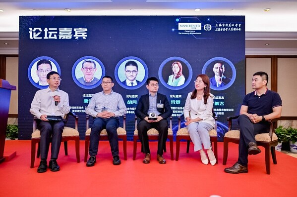 圓桌嘉賓（左起）：于兵、唐偉、胡月、黨贊、解飛