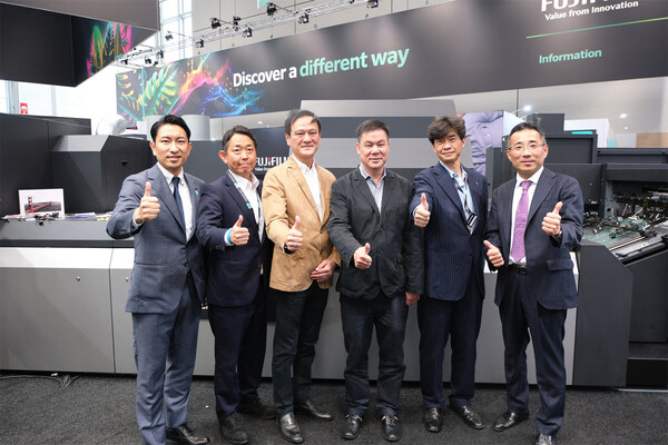 從左到右依次為：富士膠片（中國）印藝傳播事業(yè)部總經(jīng)理大木雄次、富士膠片商業(yè)創(chuàng)新有限公司圖形通信部數(shù)字印刷業(yè)務部高級經(jīng)理山室慶太、環(huán)球印館控股有限公司執(zhí)行董事高榮、環(huán)球印館控股有限公司主席及行政總裁林承大、富士膠片商業(yè)創(chuàng)新有限公司圖形通信部副總經(jīng)理、數(shù)字印刷業(yè)務部總經(jīng)理下坂裕昭、富士膠片商業(yè)創(chuàng)新（中國）有限公司董事長兼總裁中村達也