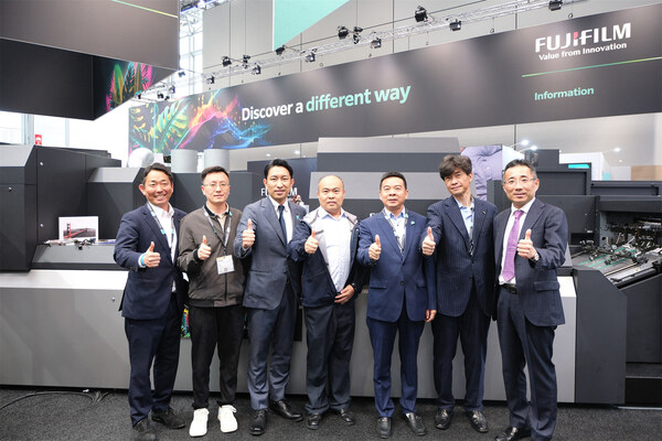 從左到右依次為：富士膠片商業(yè)創(chuàng)新有限公司圖形通信部數(shù)字印刷業(yè)務部高級經(jīng)理山室慶太、重慶金夫人集團生產(chǎn)事業(yè)部數(shù)碼項目經(jīng)理王鑫、富士膠片（中國）印藝傳播事業(yè)部總經(jīng)理大木雄次、北京賽欣科技有限公司董事長李耀、重慶金夫人集團生產(chǎn)事業(yè)部總經(jīng)理周云、富士膠片商業(yè)創(chuàng)新有限公司圖形通信部副總經(jīng)理、數(shù)字印刷業(yè)務部總經(jīng)理下坂裕昭、富士膠片商業(yè)創(chuàng)新（中國）有限公司董事長兼總裁中村達也