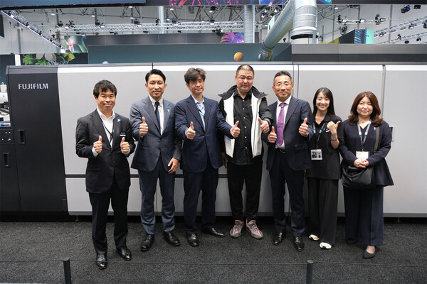 富士膠片商業(yè)創(chuàng)新圖形通信部數(shù)字印刷業(yè)務部高級經(jīng)理坂田棋義（左一）、富士膠片（中國）印藝傳播事業(yè)部總經(jīng)理大木雄次（左二）、富士膠片商業(yè)創(chuàng)新有限公司圖形通信部副總經(jīng)理、數(shù)字印刷業(yè)務部總經(jīng)理下坂裕昭（左三）、深圳市賢俊龍彩印有限公司總經(jīng)理莊小銘（左四）、富士膠片商業(yè)創(chuàng)新（中國）有限公司董事長兼總裁中村達也（左五）