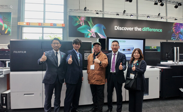 富士膠片（中國）印藝傳播事業(yè)部總經(jīng)理大木雄次（左一）、富士膠片商業(yè)創(chuàng)新有限公司圖形通信部副總經(jīng)理、數(shù)字印刷業(yè)務部總經(jīng)理下坂裕昭（左二）、北京良圖廣告有限公司總經(jīng)理張育林（左三）、富士膠片商業(yè)創(chuàng)新（中國）有限公司董事長兼總裁中村達也（左四）