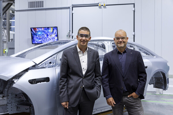 圖一：左邊是通快激光技術(shù)首席執(zhí)行官兼董事會(huì)成員Hagen Zimer，右邊是梅賽德斯-奔馳股份公司董事會(huì)成員J&ouml;rg Burzer