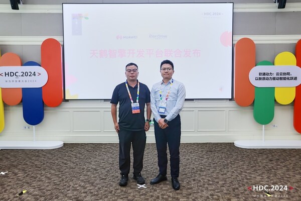 軟通動力計算解決方案部部長孟凱凱（左）、華為云計算服務(wù)產(chǎn)品部鯤鵬云服務(wù)總監(jiān)左少夫（右）