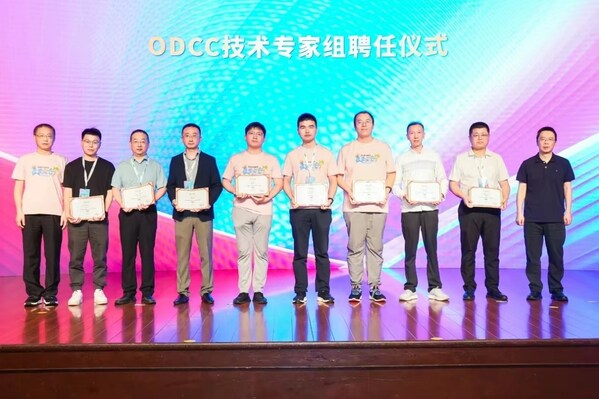 憶聯(lián)專家(右四)獲頒聘書 憶聯(lián)專家(右四)獲頒聘書