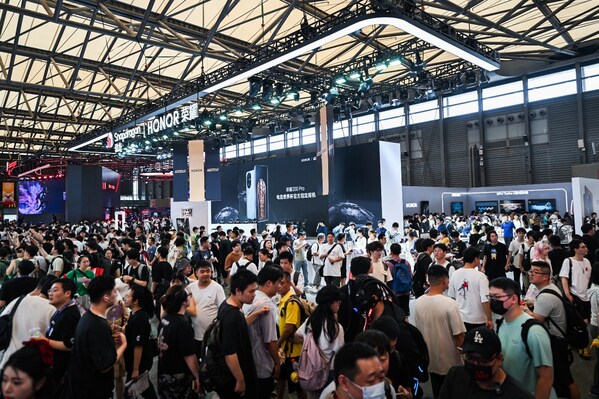 亮相ChinaJoy2024，榮耀以輕薄折疊屏引領(lǐng)游戲體驗(yàn)新風(fēng)潮
