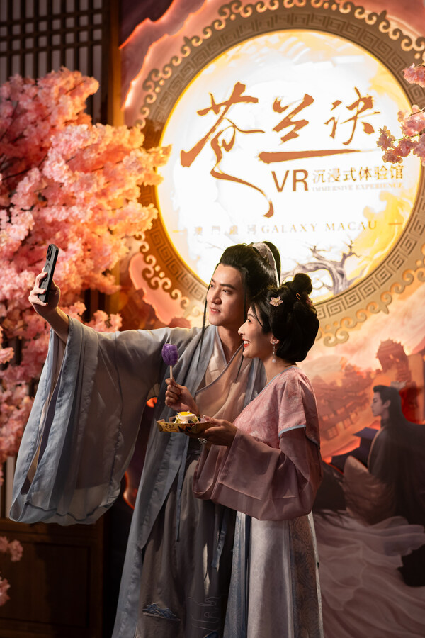 為提升整個IP體驗的完整性，漢服體驗區(qū)提供220套包含不同朝代的男女款和兒童服飾，并配有專業(yè)仿妝和發(fā)型設(shè)計服務(wù)。