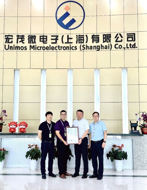 SGS為宏茂微頒發(fā)ISO 26262汽車功能安全流程認證證書現場雙方代表合影 SGS為宏茂微頒發(fā)ISO 26262汽車功能安全流程認證證書現場雙方代表合影