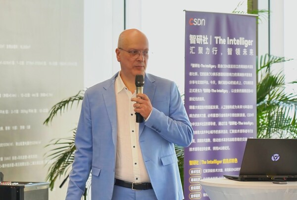 Richard Vencu，Stability AI 機(jī)器學(xué)習(xí)運(yùn)維主管、LAION 工程負(fù)責(zé)人 & 創(chuàng)始人