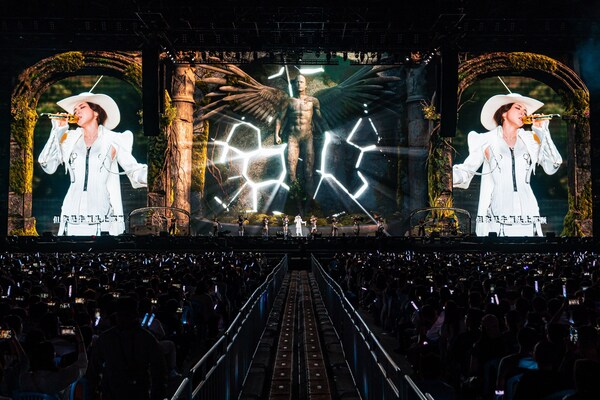 《I AM GLORIA》世界巡回演唱會(huì)是G.E.M.鄧紫棋睽違六年后的精心力作，自去年12月巡演開唱以來場場轟動(dòng)，一票難求。