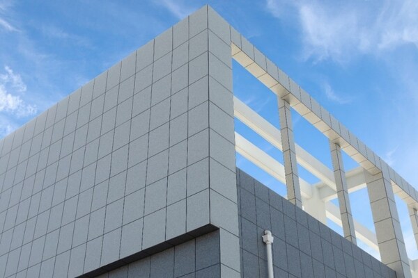 某綠色大數(shù)據(jù)中心外墻應(yīng)用節(jié)能裝飾一體板，滿足工業(yè)建筑節(jié)能要求