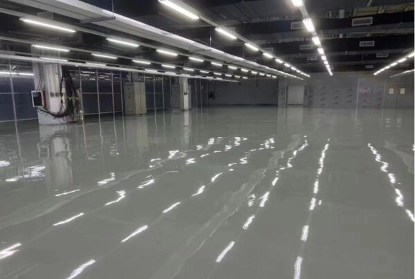 某燈塔工廠地面應(yīng)用立邦秀珀無溶劑環(huán)氧防靜電自流平地坪，為空間帶來長期恒定的電阻保護(hù)