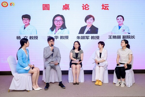 圓桌討論環(huán)節(jié) (左二：鄭州大學(xué)第三附屬醫(yī)院婦科副主任、婦二病區(qū)主任楊立；左三：首都醫(yī)科大學(xué)附屬北京朝陽醫(yī)院婦產(chǎn)科主任李華；左四：天津市中心婦產(chǎn)科醫(yī)院普婦科主任朱穎軍；左五：陜西省大荔縣婦幼保健院副院長王艷麗）