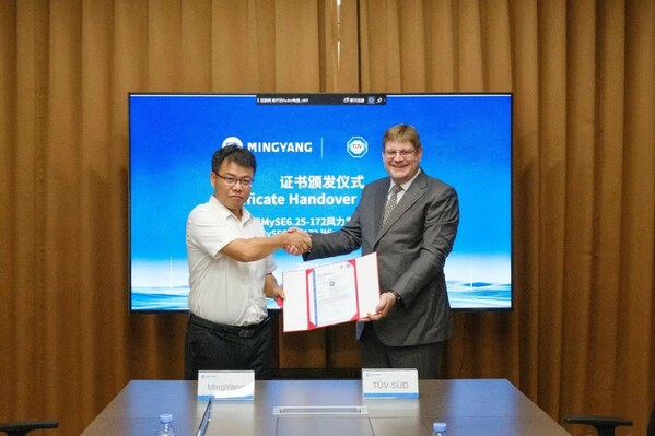 T&Uuml;V南德何諾貝（右）為明陽陳思范（左）頒發(fā)型式認證證書