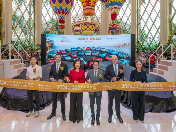 一眾主禮嘉賓為展覽揭開(kāi)序幕，包括（左起）： 知名車手、評(píng)車人、一線超跑品牌駕駛培訓(xùn)師翁世晶先生、永利澳門有限公司財(cái)務(wù)及行政事務(wù)總裁郭富隆先生、永利澳門有限公司總裁、董事會(huì)副主席兼執(zhí)行董事陳志玲女士、澳門特別行政區(qū)政府旅游局代局長(zhǎng)程衛(wèi)東先生、永利澳門有限公司營(yíng)運(yùn)總裁羅偉信先生、永利澳門有限公司市場(chǎng)營(yíng)銷總裁鄒文瑜女士