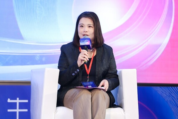 圖為“積極應(yīng)對銀發(fā)人群醫(yī)療需求，助力健康中國建設(shè)”主題圓桌現(xiàn)場，拜耳影像診斷業(yè)務(wù)部中國區(qū)總經(jīng)理胡文菁發(fā)言