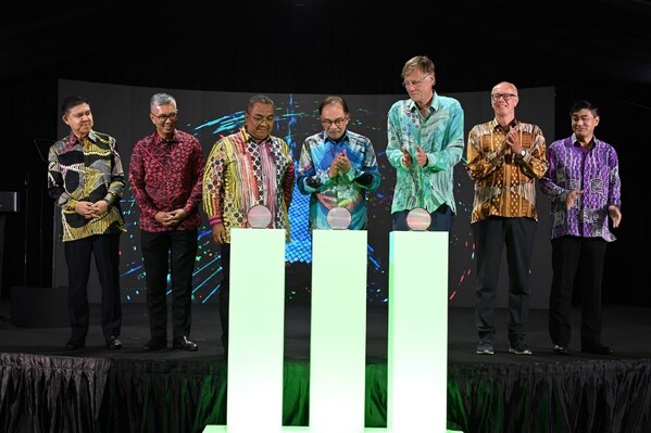 馬來西亞總理拿督斯里安瓦爾·易卜拉欣、吉打州州務大臣拿督斯里莫哈末·沙努西與英飛凌科技首席執(zhí)行官Jochen Hanebeck等貴賓共同出席了英飛凌200毫米碳化硅功率半導體晶圓廠一期項目的生產(chǎn)運營啟動儀式