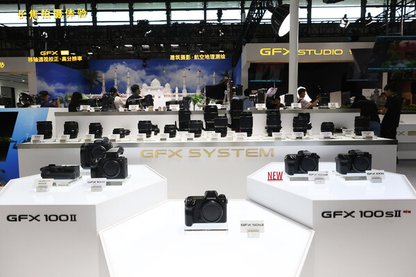 富士膠片登陸P&I 2024，新品億像素中畫幅無反相機(jī)震撼亮相