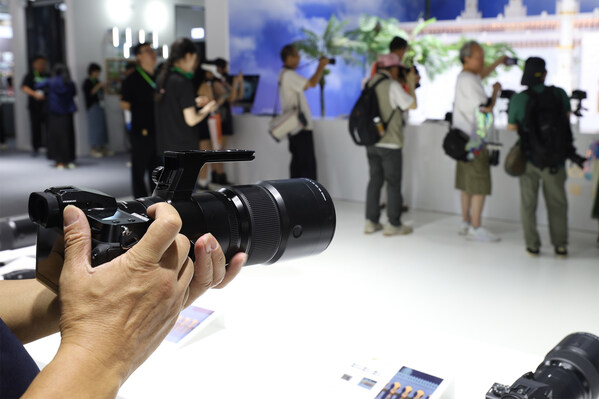 富士膠片登陸P&I 2024，新品億像素中畫幅無反相機(jī)震撼亮相