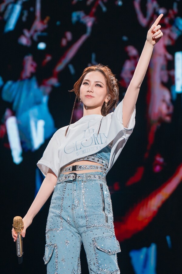 演出的三個(gè)小時(shí)，G.E.M.鄧紫棋全程高能，演繹超過(guò)30首歌曲，一展「華語(yǔ)創(chuàng)作天后」頂級(jí)唱功，歌迷們則用熱烈的歡呼和掌聲回應(yīng)著每一次演唱，現(xiàn)場(chǎng)情感濃度極高。G.E.M.鄧紫棋每一次登臺(tái)，都引發(fā)觀眾的尖叫和吶喊，全場(chǎng)觀眾合唱不斷，場(chǎng)面感人。