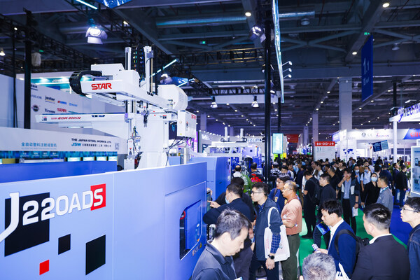 “CHINAPLAS 2024 國(guó)際橡塑展”現(xiàn)場(chǎng)人潮涌動(dòng)，觀眾與展商面對(duì)面交流創(chuàng)新科技。