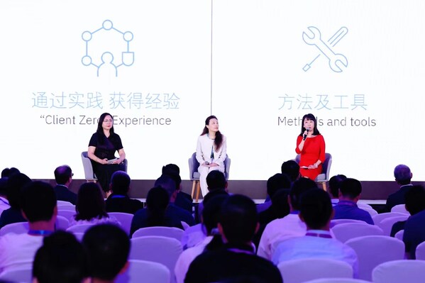 （從左至右）IBM 大中華區(qū)市場(chǎng)營(yíng)銷和企業(yè)傳播部總經(jīng)理李玲、IBM 大中華區(qū)首席人力資源官?gòu)堥?、IBM 大中華區(qū)首席合規(guī)官徐娜