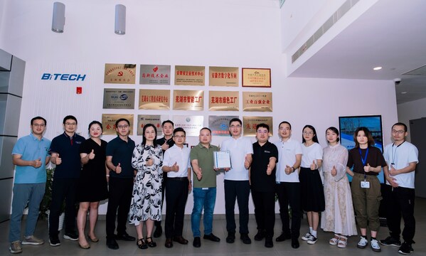 TÜV南德與伯泰克雙方代表頒證合影 TÜV南德與伯泰克雙方代表頒證合影