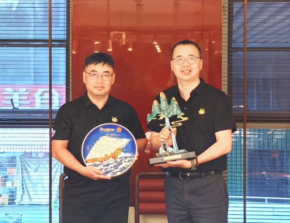 華為云中國(guó)區(qū)副總裁、中國(guó)云銷售伙伴發(fā)展部部長(zhǎng)張達(dá)（左）與軟通動(dòng)力董事黃穎（右）代表雙方企業(yè)互贈(zèng)"同舟共濟(jì)"七周年紀(jì)念禮物